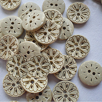 Carved Buttons with 2-Hole in Round Shape for Kids NNA0YYX-1